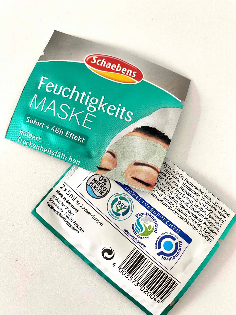 Gesichtsmasken getestet: Eine Packung in der Mitte geteilt auf einer hellen Fläche.