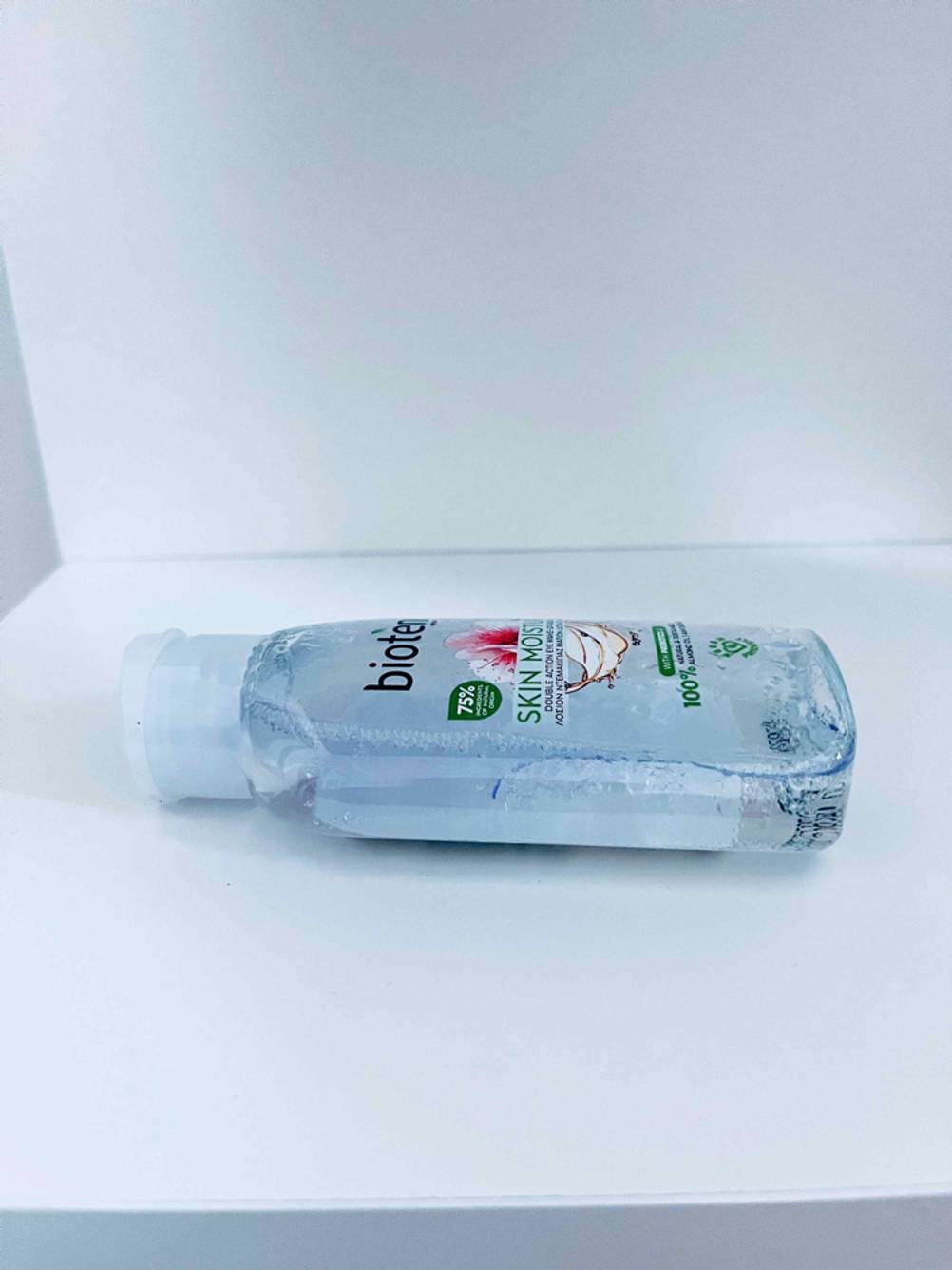 Im Test: Eine Flasche Gesichtsöl liegt auf einer hellen Oberfläche.
