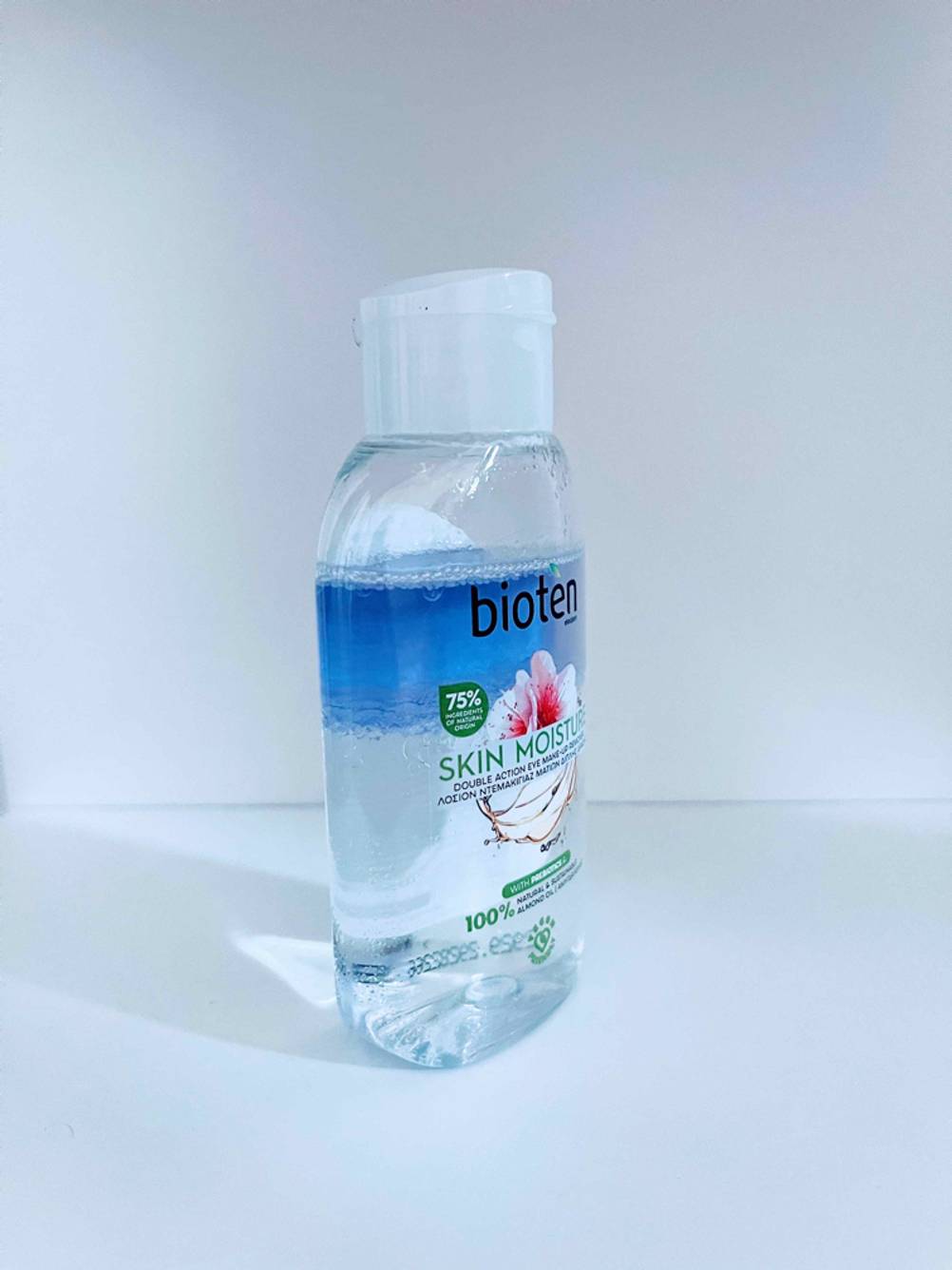 Gesichtsöl getestet: Eine Flasche seitlich vor einer hellen Wand.