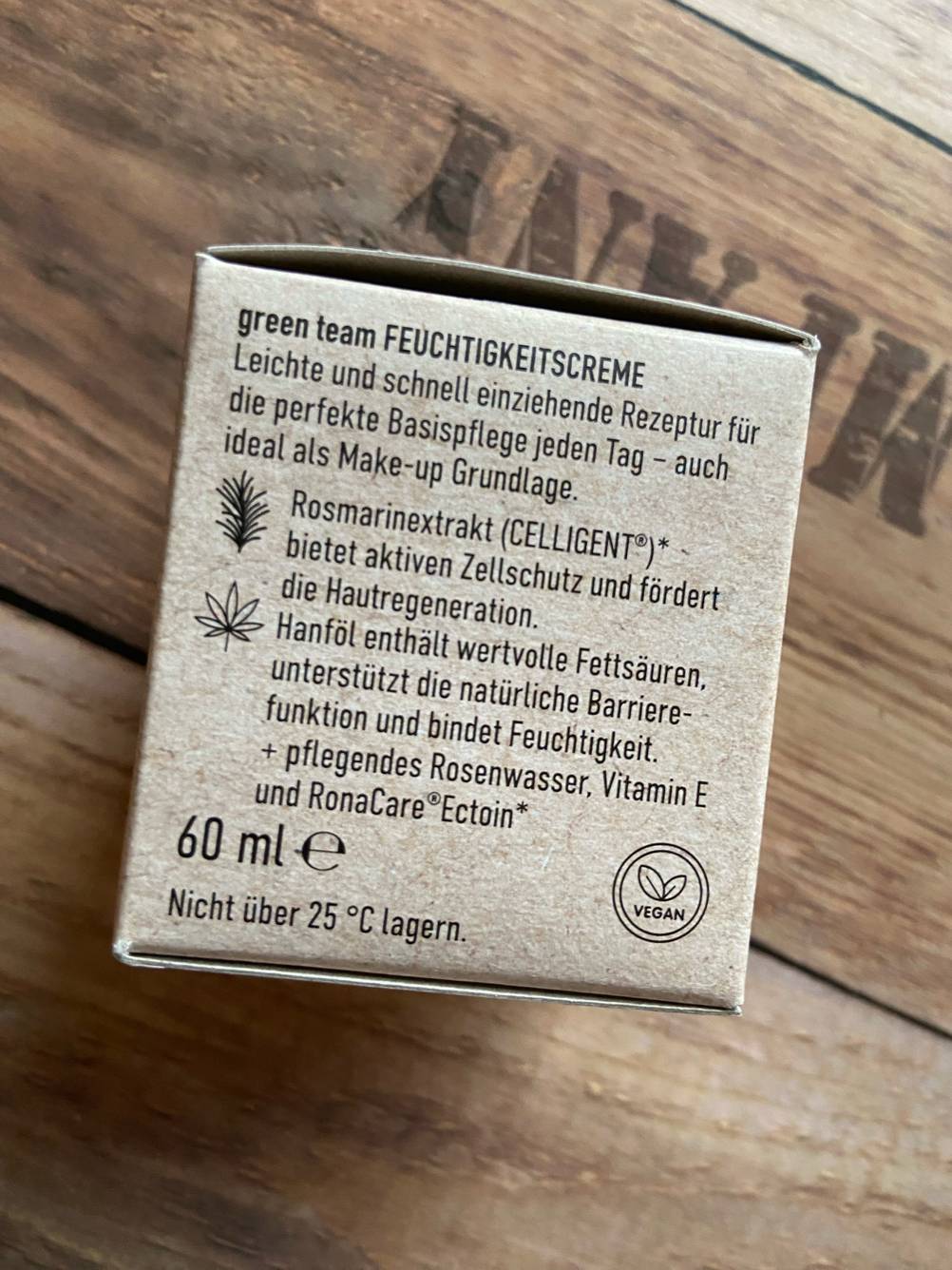 Seitenansicht der Verpackung der getesteten straffenden Gesichtspflege mit Informationen.