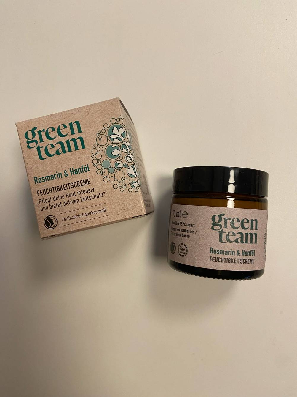 Straffende Gesichtspflege getestet: Neben der Verpackung liegt der Tiegel.