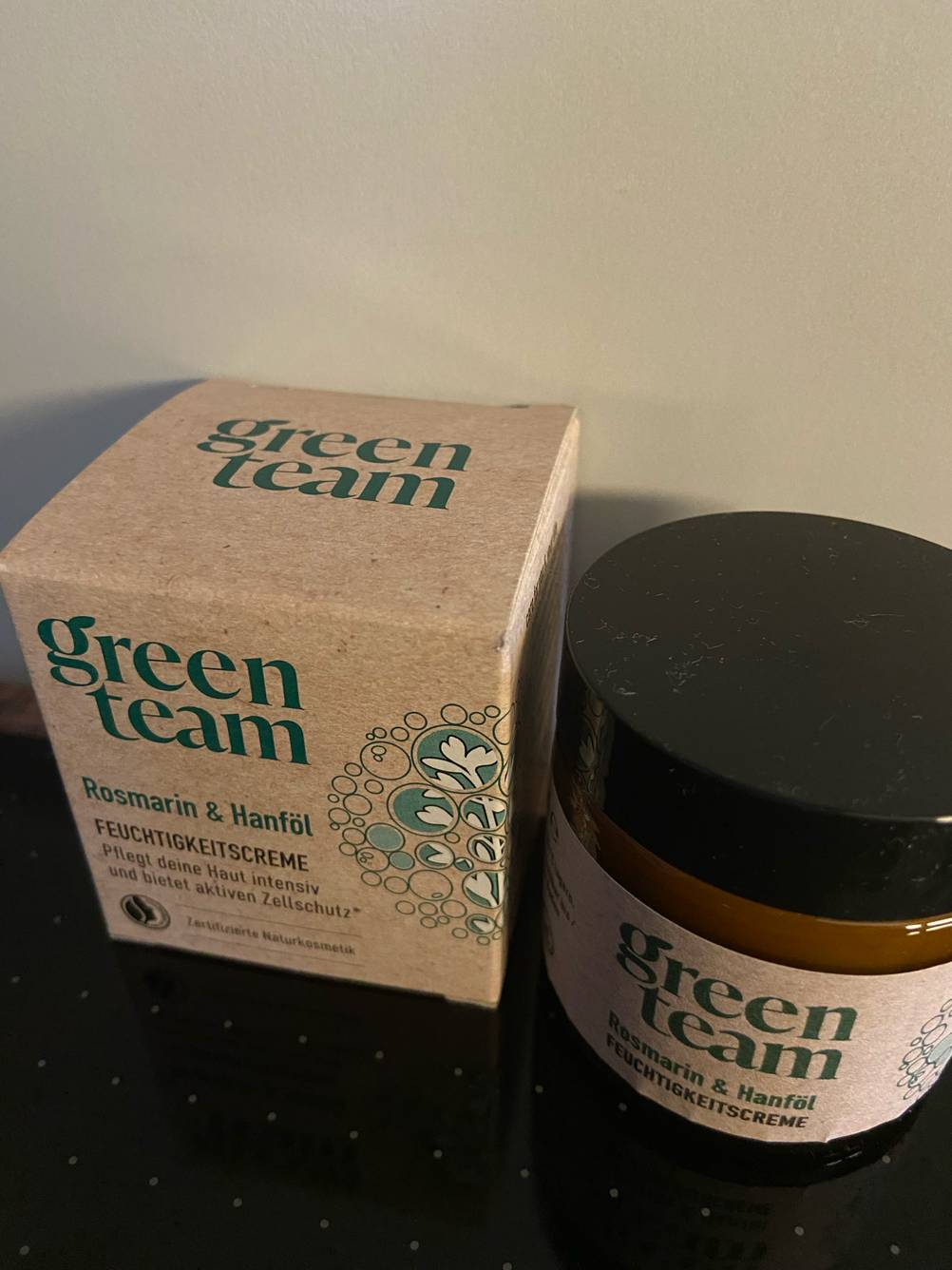 Straffende Gesichtspflege im Test: Neben dem Tiegel befindet sich die Originalverpackung.