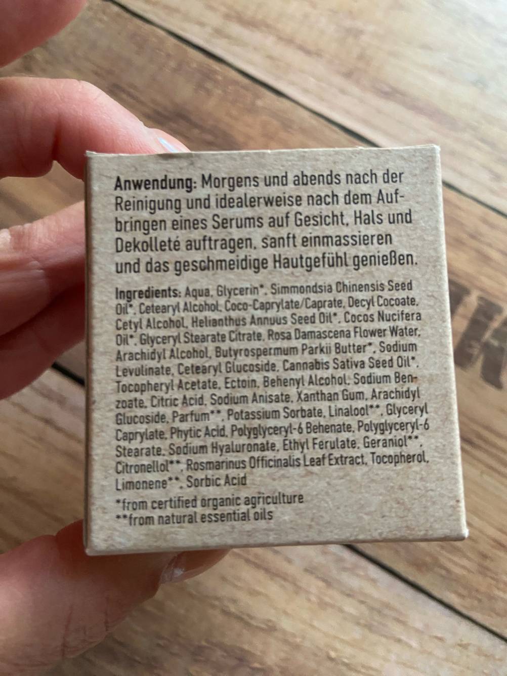Straffende Gesichtspflege-Test: Die Seite der Verpackung mit Anwendung und Inhaltsstoffen.