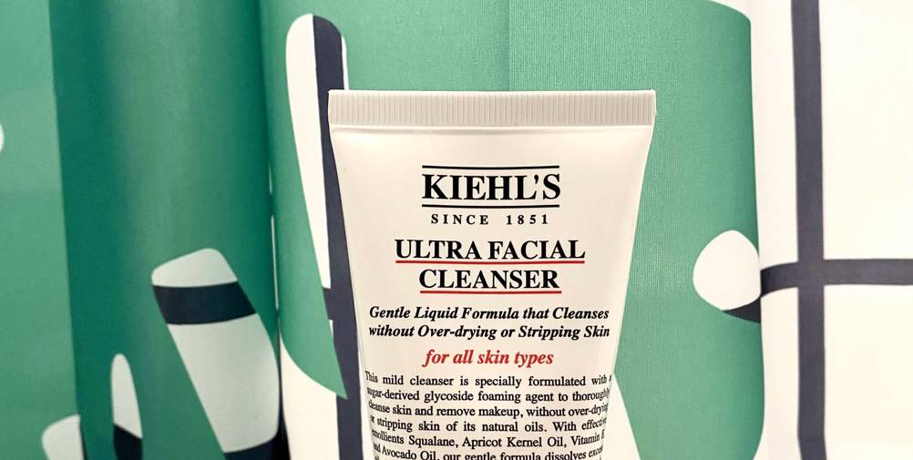 Gesichtsreinigung getestet: Nahaufnahme des Logos und der Artikelbezeichnung auf der Tube.