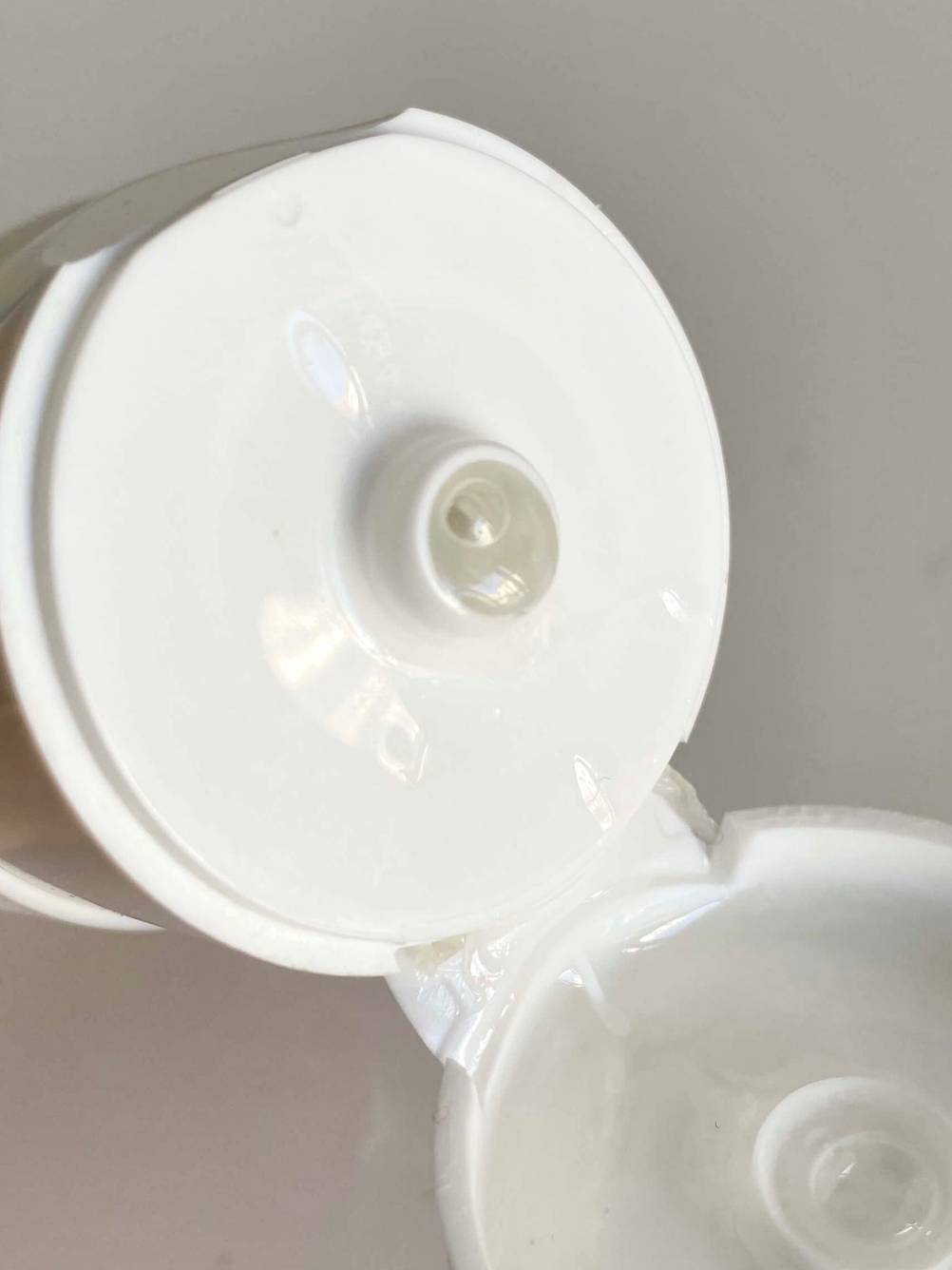 Nahaufnahme wie die Gesichtreinigung im Test aus der Tube gedückt wird.