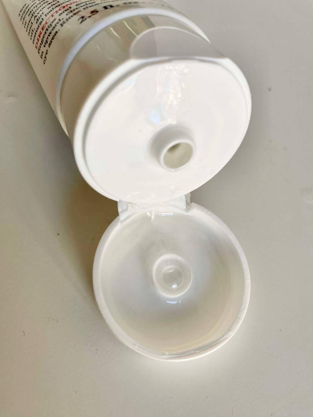 Nahaufnahme des geöffneten Verschlusses einer Tube der getesteten Gesichtsreinigung.