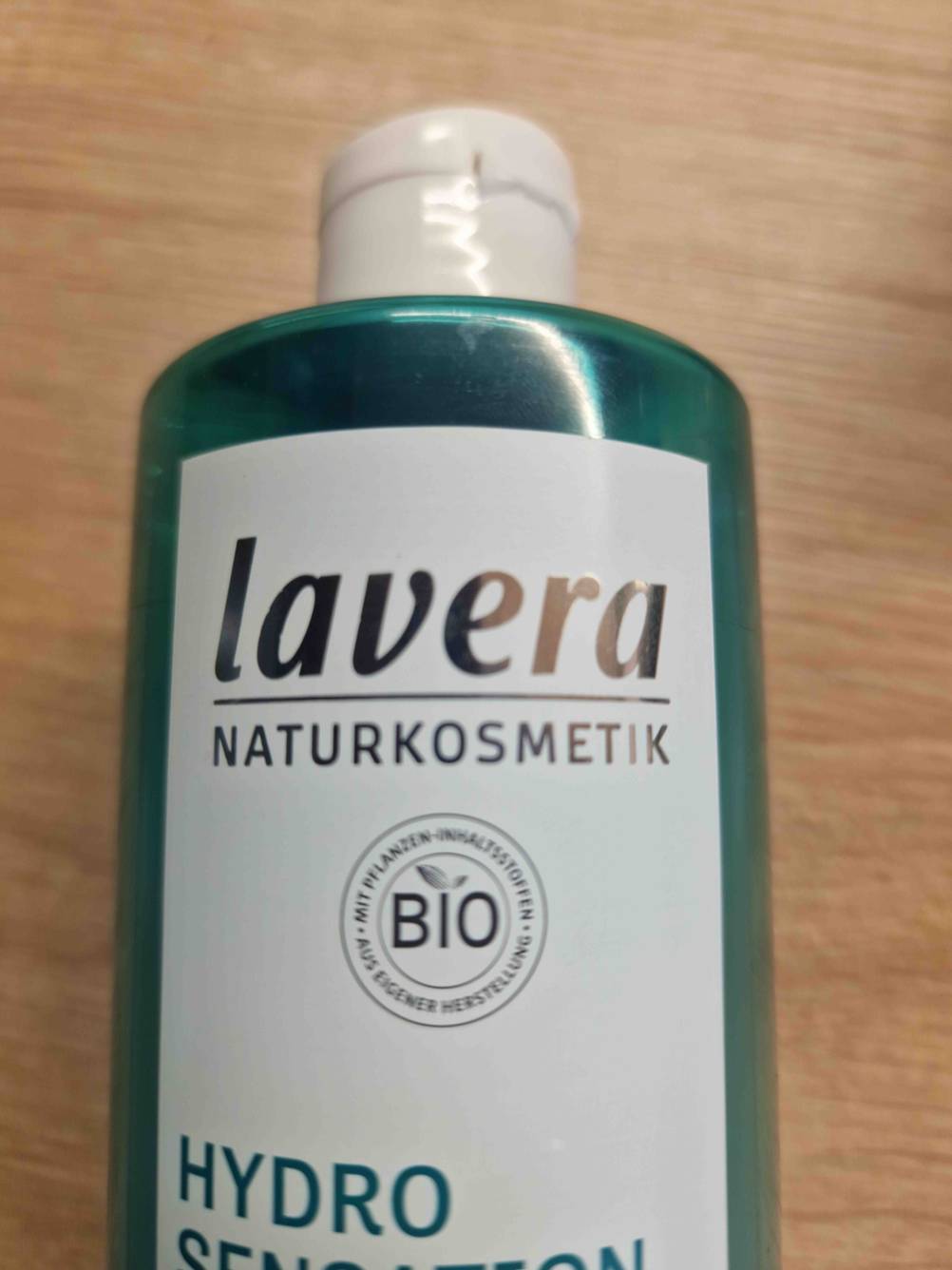 Im Test: Nahaufnahme des Logos auf dem Label eines Gesichtswassers.
