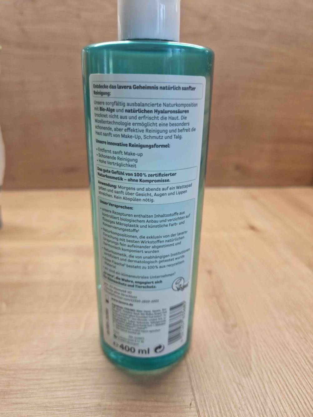 Rückseite einer Flasche getesteten Gesichtswassers mit Anwendungsempfehlung.