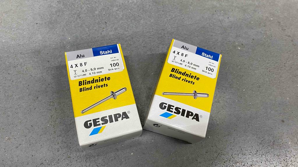 Blindnieten im Test: Zwei Packungen von Gesipa liegen nebeneinander auf einem grauen Boden.