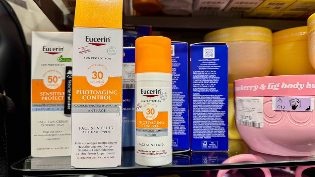 Im Test: Eine Eucerin-Sonnencreme mit Lichtschutzfaktor 30 steht in der Kunststoffflasche auf einem Verkaufsregal.