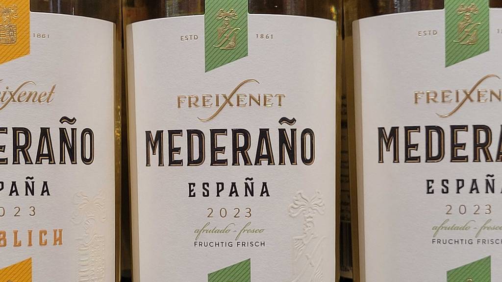 Nahaufnahme des Etiketts auf der Flasche eines getesteten Freixenet-Weins.