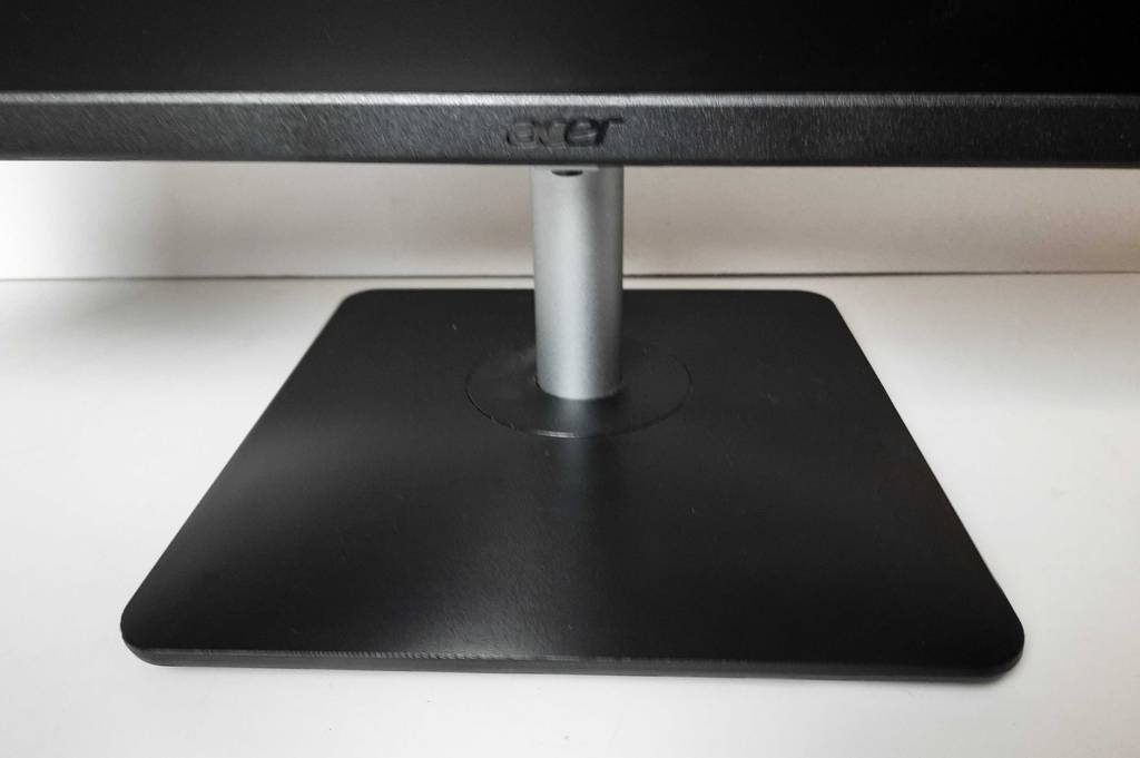 Nahaufnahme des Standfußes, auf dem sich der schwarze Acer Monitor mit 24-Zoll im Test befindet.