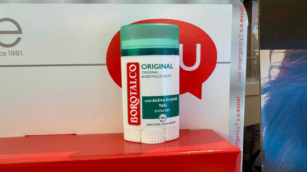 Borotalco-Deo Test: ein Deo-Stick steht auf einem roten Karton.