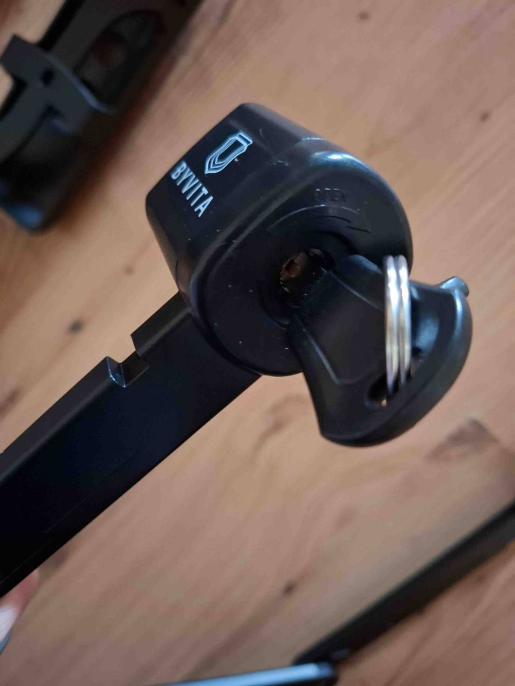 Nahaufnahme des Schlosses eines getesteten leichten Fahrradschlosses.