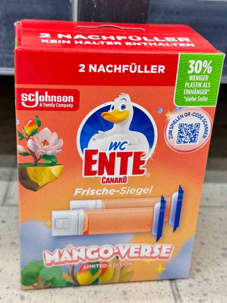 Getestete WC-Ente-Frische-Siegel in der Packung inklusive zweier Nachfüller stehen auf dem Boden.