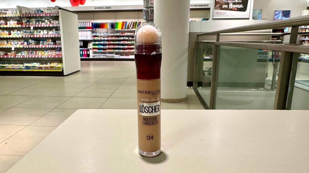 Ein Maybelline-Concealer im Test steht in einem Drogeriemarkt.