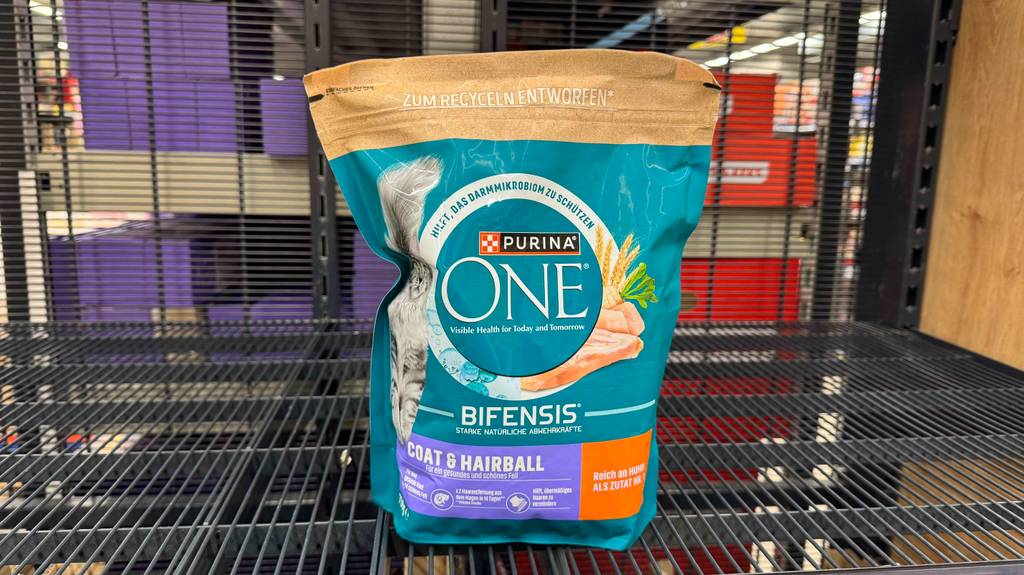 Purina-Trockenfutter (Katze) im Test befindet sich in einer wiederverschließbaren 750-g-Tüte auf einem Regalgitter.