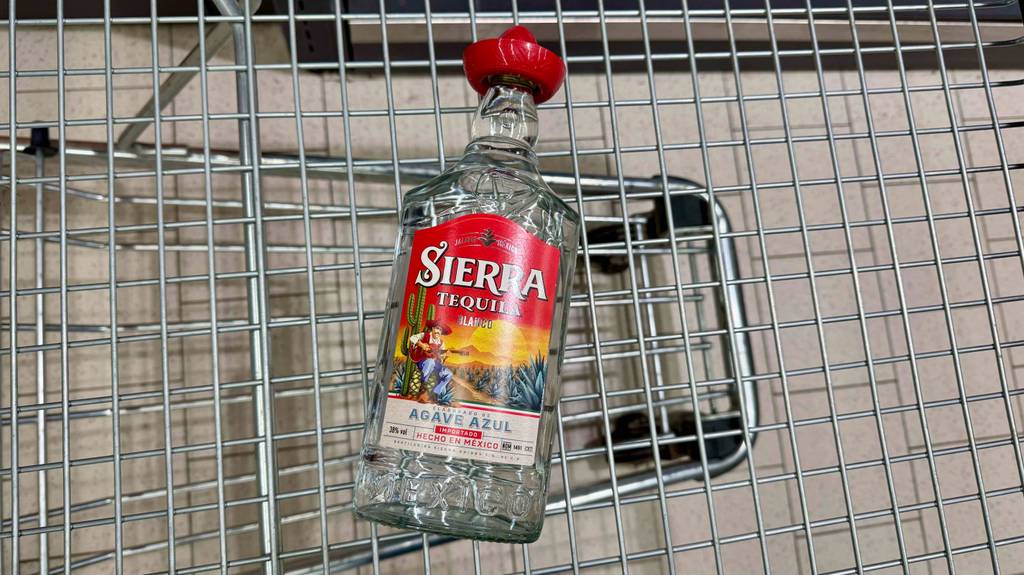 Eine getestete Sierra-Tequila-Flasche liegt auf einem Regalgitter.