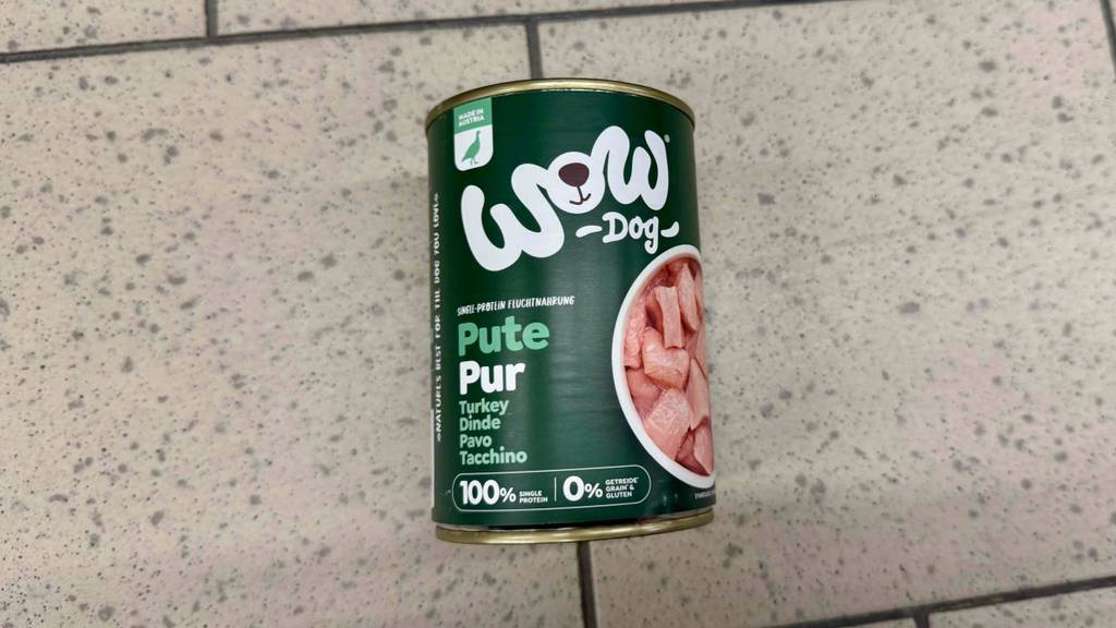 Eine Dose mit Hundefutter Single-Protein im Test liegt auf dem Boden.
