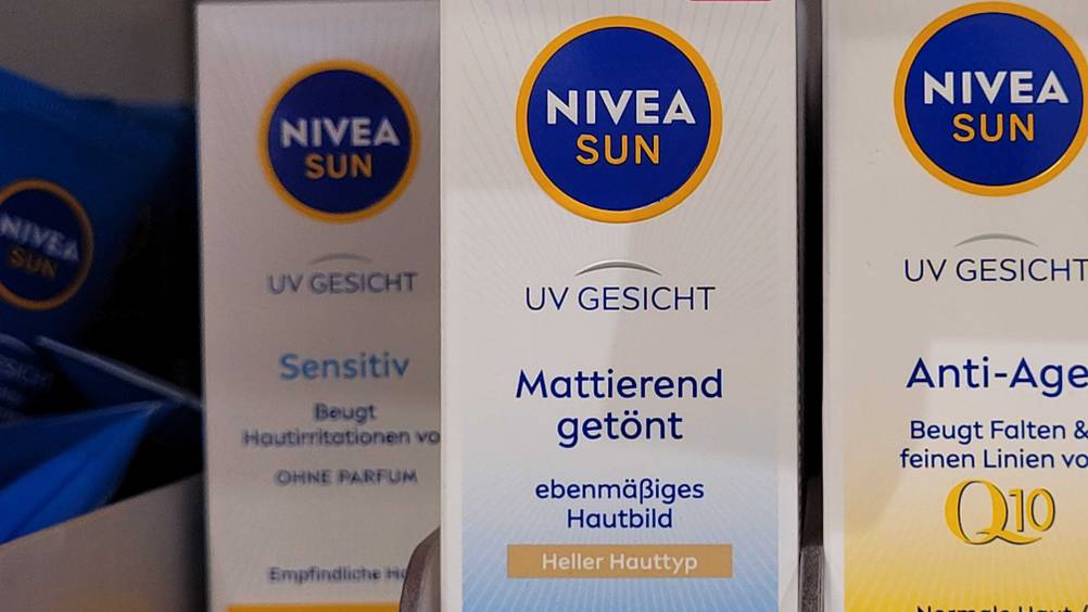 Getönte Sonnencreme geteset: Nahaufnahme der Verpackung mit Logo.