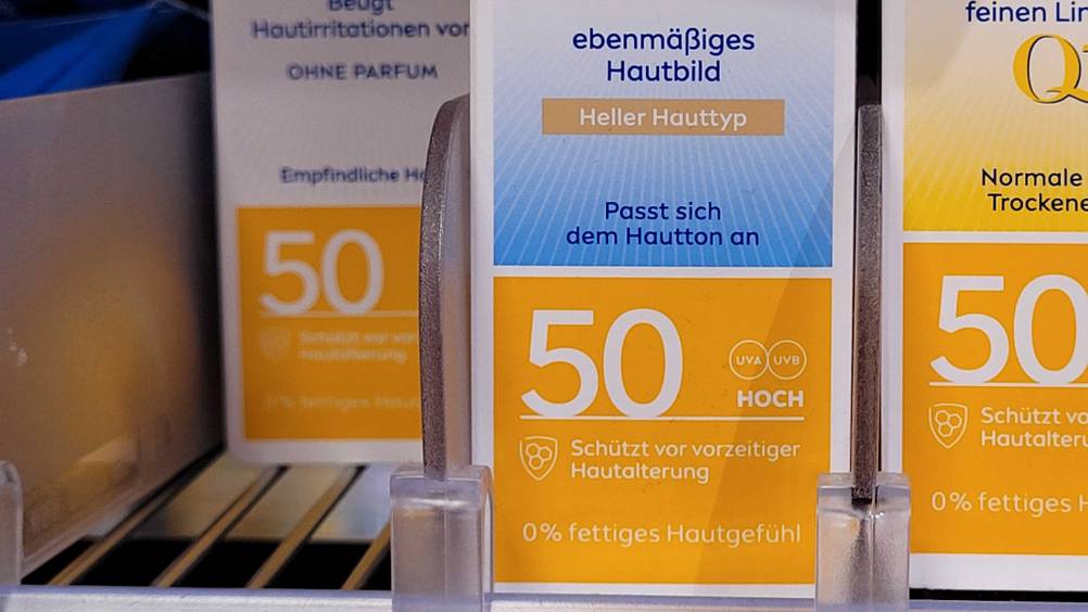 Getönte Sonnencreme im Test: Nahaufnahme der Verpackung mit Informationen.