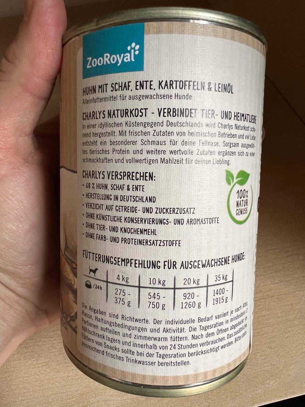 Rückseite einer Dose des getesteten getreidefreien Hundefutters mit Fütterungsempfehlung.
