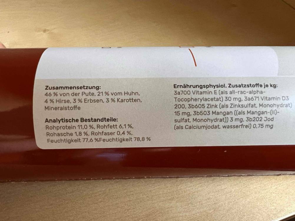 Getreidefreies Hundefutter getestet: Nahaufnahme des Labels mit Informationen zu Zusammensetzung und Bestandteilen.