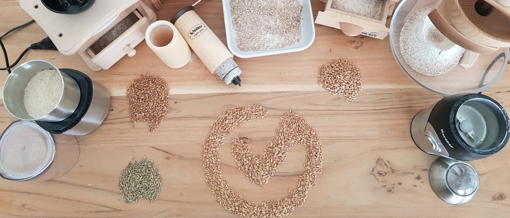 verschiedene Getreidemühlen im Test auf einem Tisch