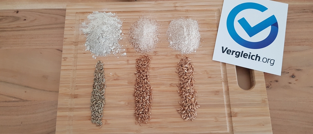 mit einer Getreidemühle gemahlener Roggen, Weizen und Dinkel