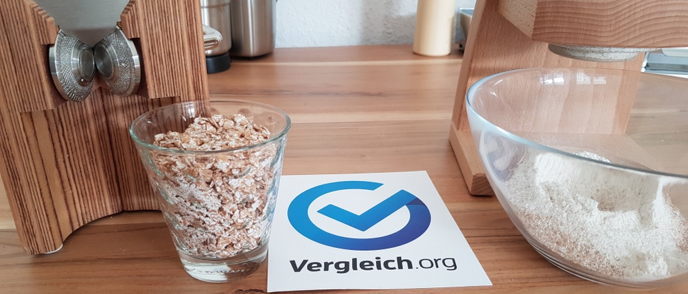 Auffangschalen unter 2 Getreidemühlen