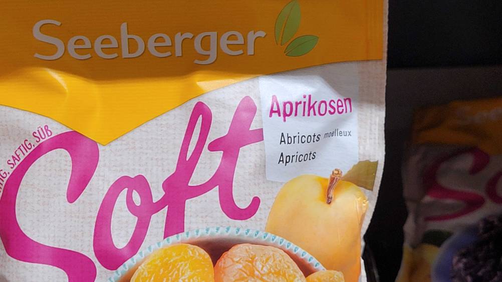 Getrocknete Aprikosen getestet: Nahaufnahme der Informationen auf der Verpackung.
