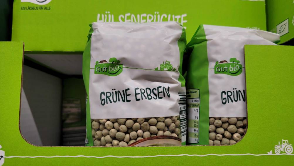 Getrocknete Erbsen getestet: Mehrere Packungen stehen in einem Karton.