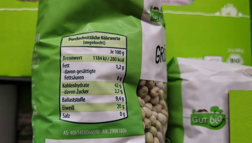 Getrocknete Erbsen im Test: Nahaufnahme der Nährwerte auf der Verpackung.