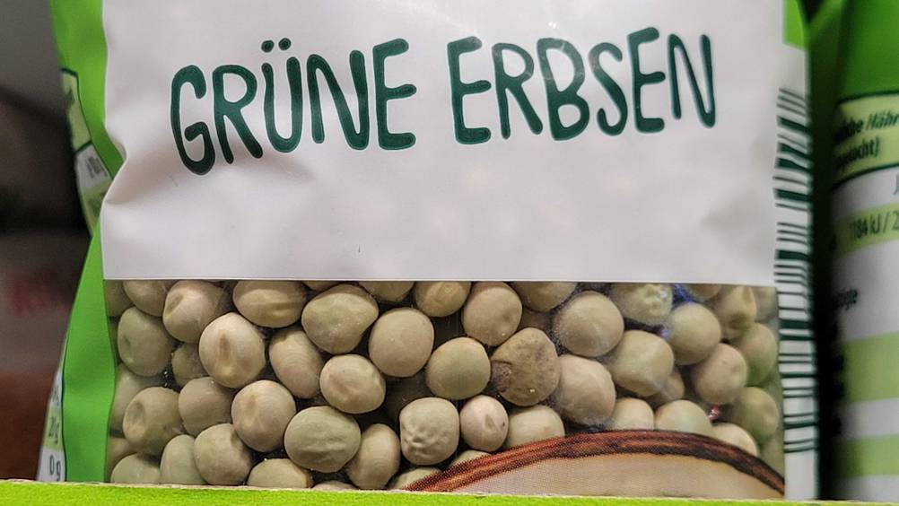 Getrocknete Erbsen getestet: Nahaufnahme der Verpackung mit Artikelbezeichnung und transparentem Sichtfenster.