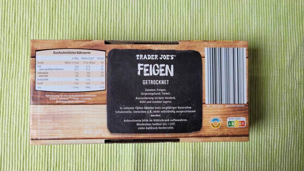 Im Test: Rückseite einer Packung getrockneter Feigen auf einer grünen Fläche.
