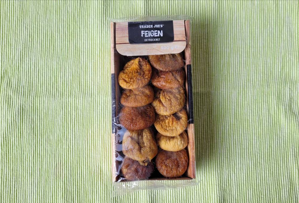 Getrocknete Feigen getestet: Eine Packung transparent verpackt auf einer grünen Fläche.