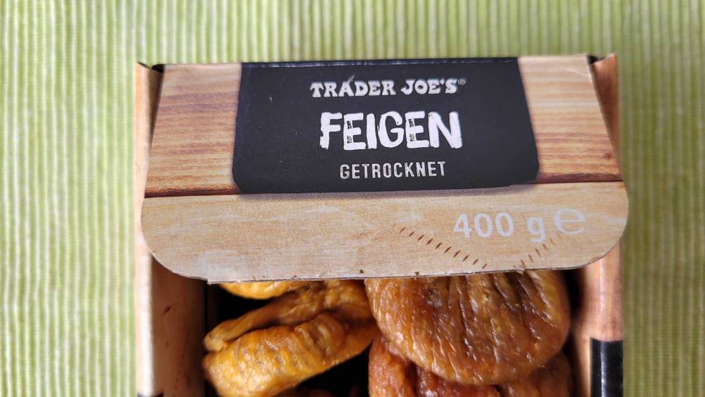 Nahaufnahme des Logos auf einer Packung der getesteten getrockneten Feigen.