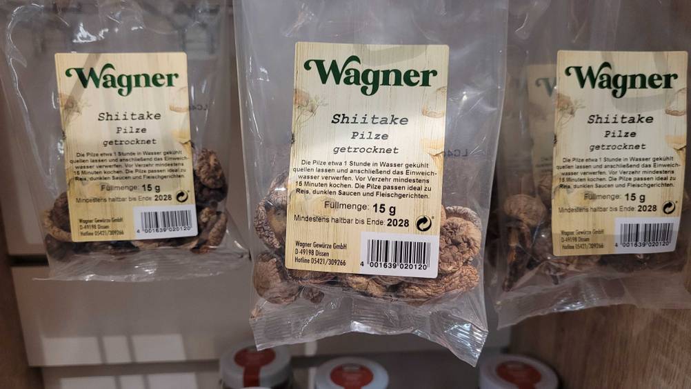 In einem Regal hängen mehrere Packungen der getesteten getrockneten Pilze.