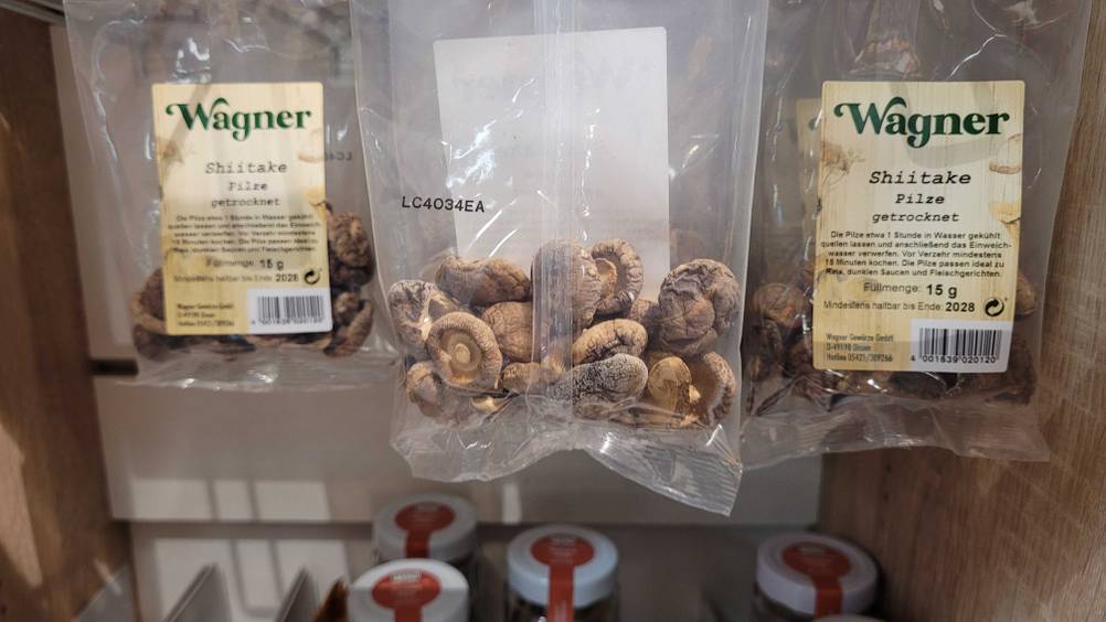 Rückseite der transparent verpackten getrockneten Pilze im Test.