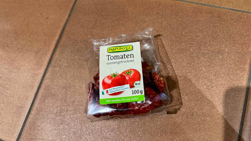 Getrocknete Tomaten getestet: Auf dem Boden liegt eine Packung.