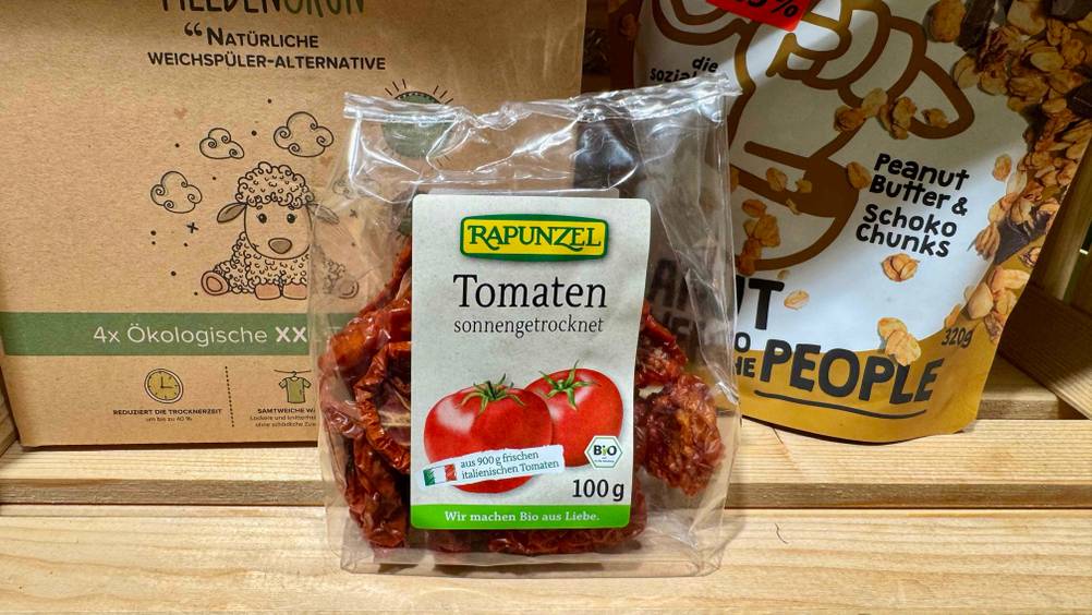 In einem Regal vor anderen Produkten steht eine Packung der getrockneten Tomaten im Test.
