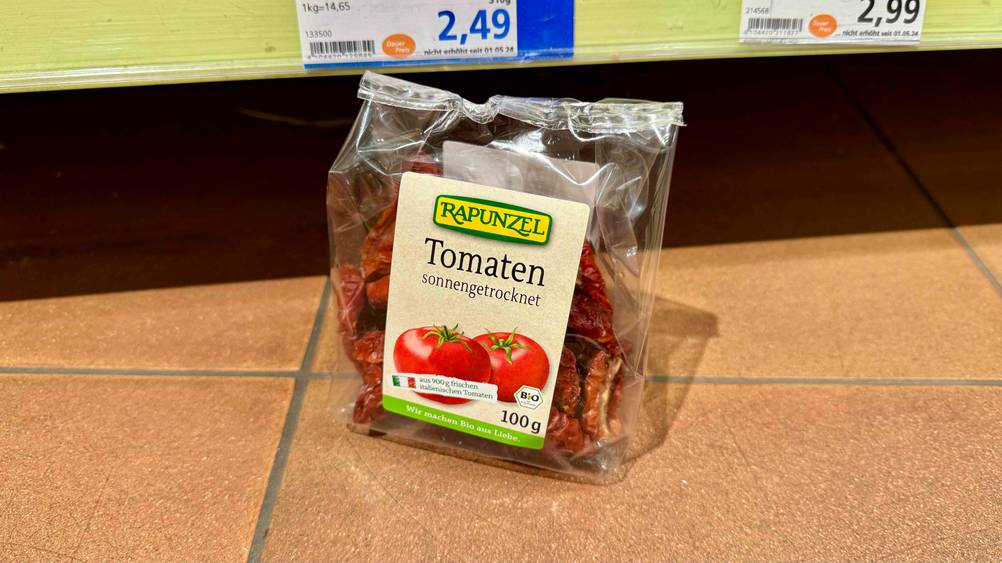 Eine Packung der getrockneten Tomaten im Test vor einem Regal am Boden stehend.