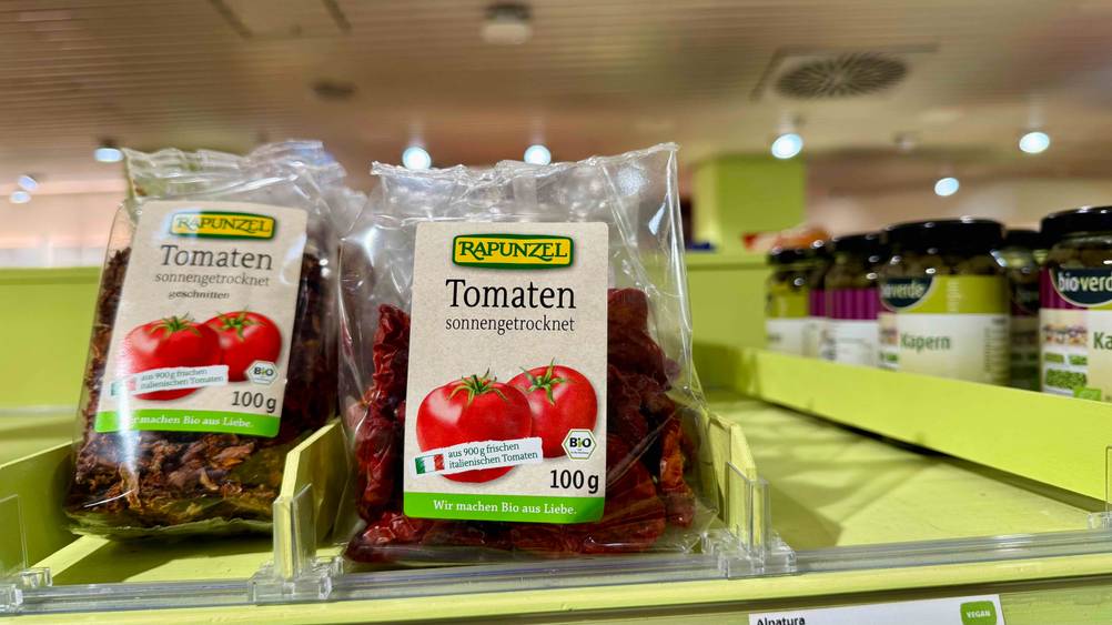 Mehrere Packungen der getesteten getrockneten Tomaten in einem Verkaufsregal.