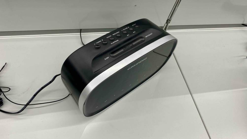 Im Test: Aufnahme der Bedienelemente eines DAB-Radiowecker an der Oberseite.