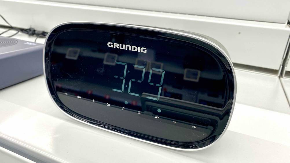 DAB-Radiowecker getestet: Nahaufnahme des angeschaltenen Displays.