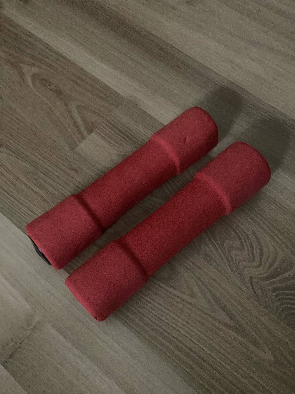 Im Test: Auf einem Laminatboden liegen zwei Gewichte in der Farbe nebeneinander.