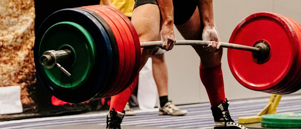 Gewichtheberschuhe für Herren im Test: Profisportler, der extreme Gewichte auf der Langhantel hebt.