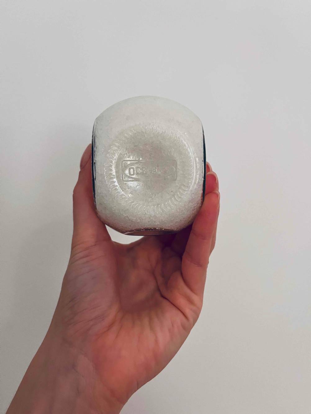 Eine Hand hält die Rückseite von einem getesteten Gewürzglas.