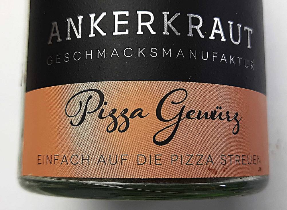 Gewürzmischungen getestet: Nahaufnahme des Labels auf der Packung mit der Artikelbezeichnung.