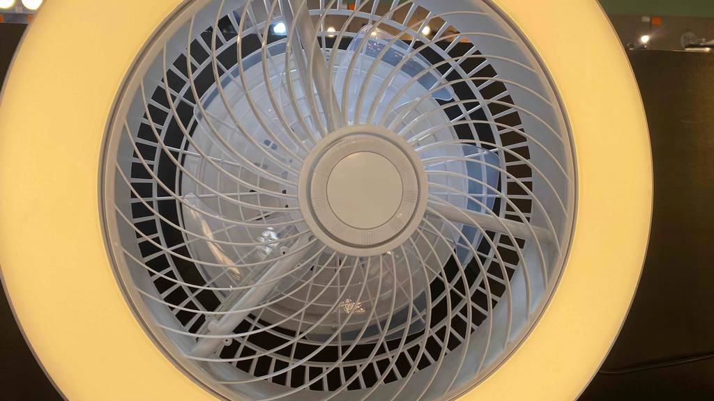 Detailansicht der abgesicherten Rotorblätter eines getesteten LED-Deckenventilators.